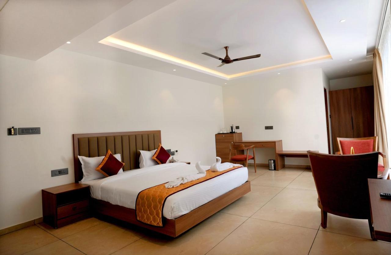 Bluemist Resorts Athirappilly Bagian luar foto