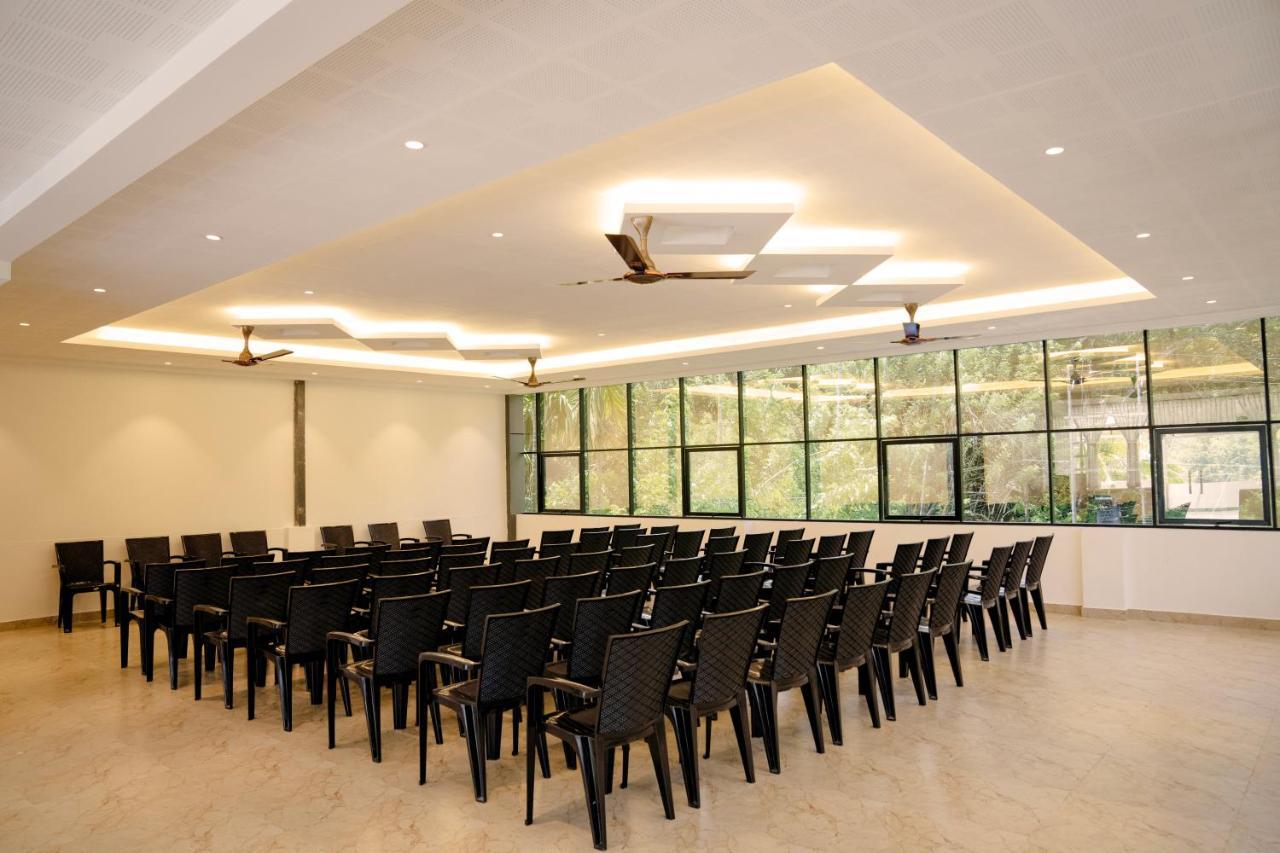 Bluemist Resorts Athirappilly Bagian luar foto